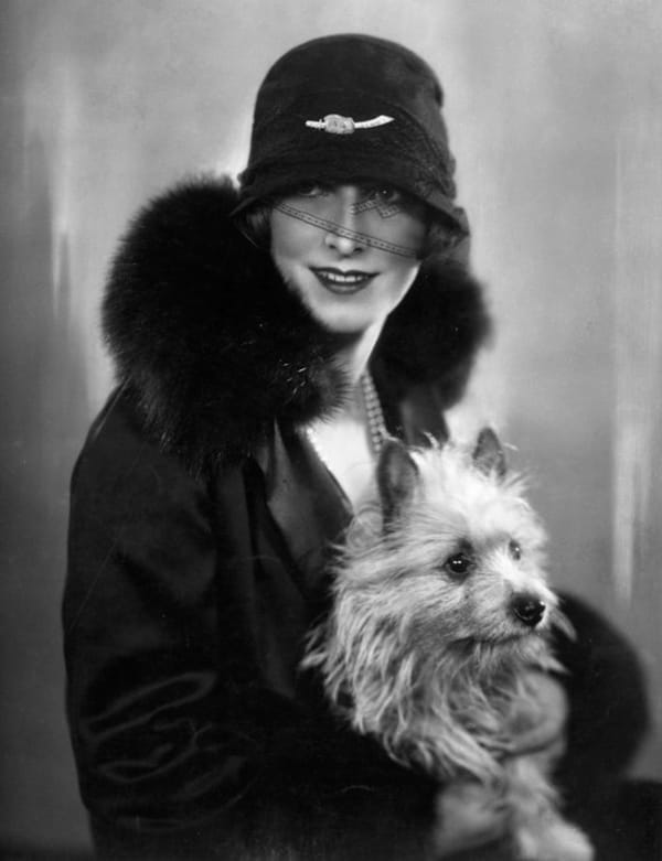 НЕЙНО ВЕЛИЧЕСТВО ШАПКАТА – КРАЛИЦА НА МОДНИЯ ГАРДЕРОБ